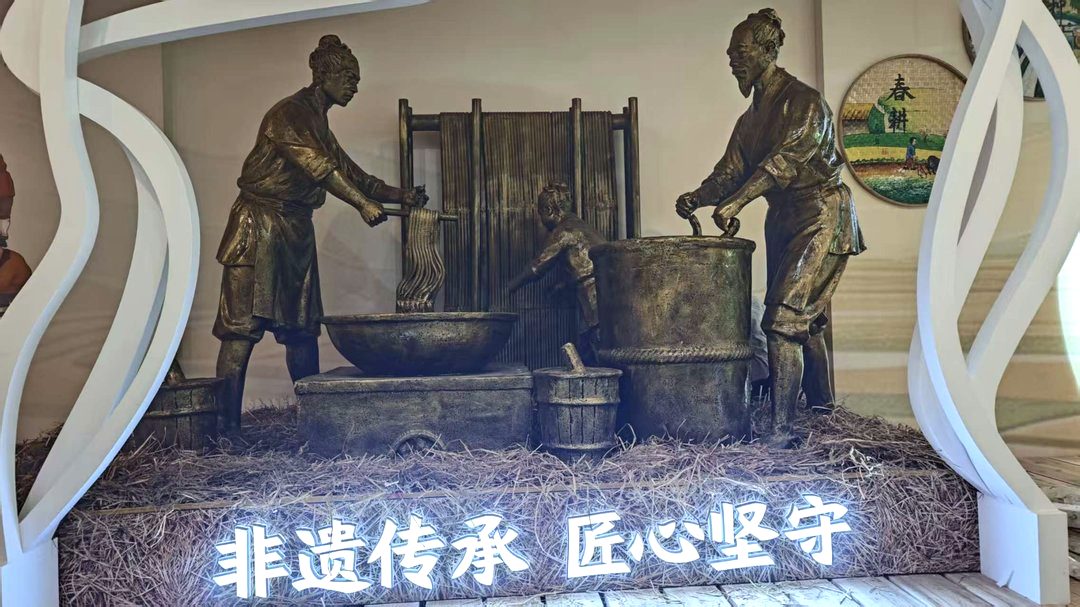 展项上的发光字与暖白光:色温统一后,拍出来的照片不用修。