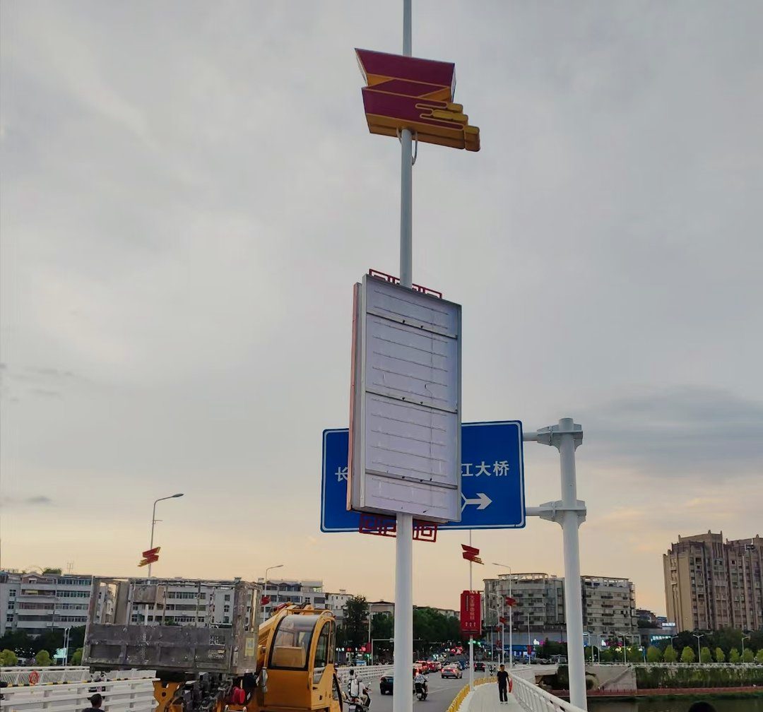 大桥灯箱上杆安装：箱体吊装就位，电源和布线走箱体，检修口留在箱体下方。