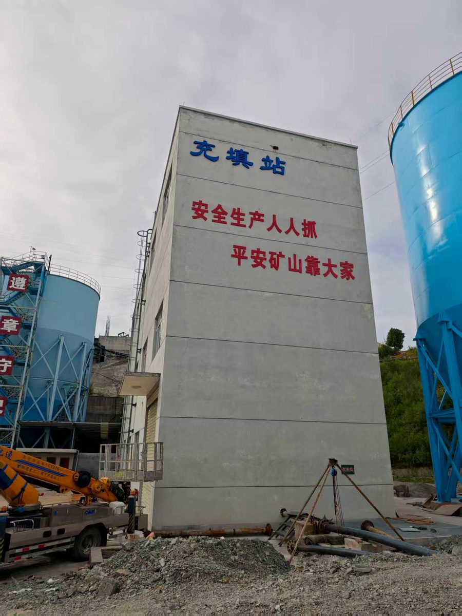 夜里亮着的厂区宣传栏:做活,才能常换。