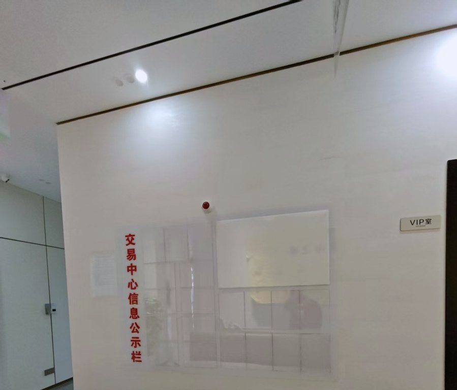 进门走廊里的信息公示栏:客户一进来,先看到的就是它。