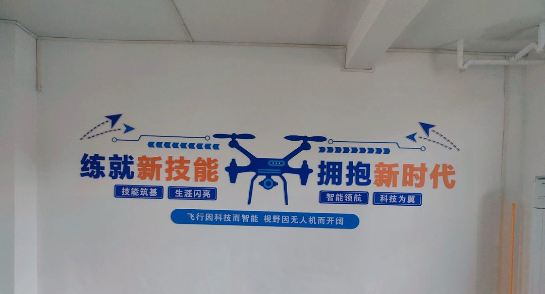 车间里的口号墙:不少厂的文化墙停在这一步,缺的是员工自己的那张脸(化名)
