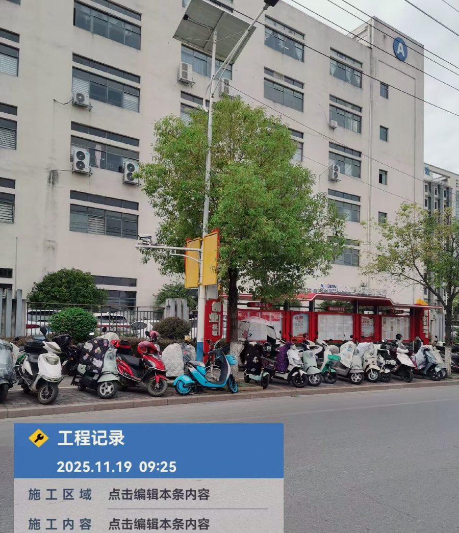 办公楼外墙上的分区标识与中庭导视图:一块挂牌把几件事说清楚