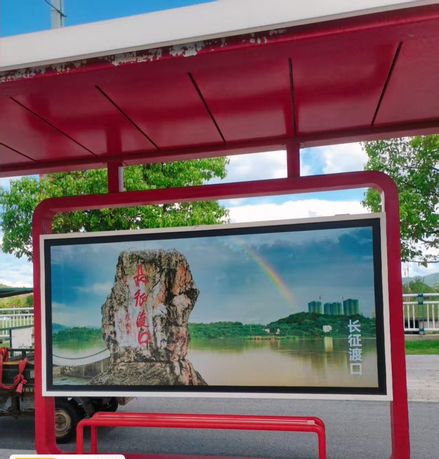 候车亭里的导视画面:画面替了,红色框架一点没动,这就是「留口子」的样子