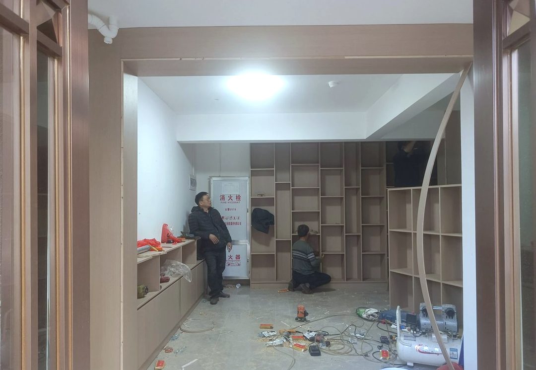 一家企业的书吧文化墙施工中:柜体骨架先到位,面层后上(化名)。