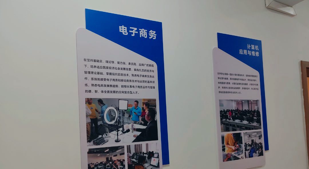 培训学校走廊的专业介绍牌:专业内容三五年不变,做死不亏。